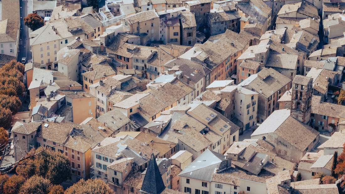 Toits de tuiles du village de Castellane dans les Alpes-de-Haute-Provence