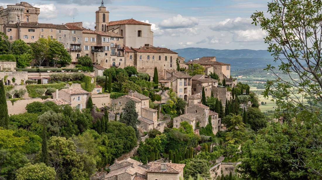 Toits de tuiles du village de Gordes dans le Luberon, Vaucluse