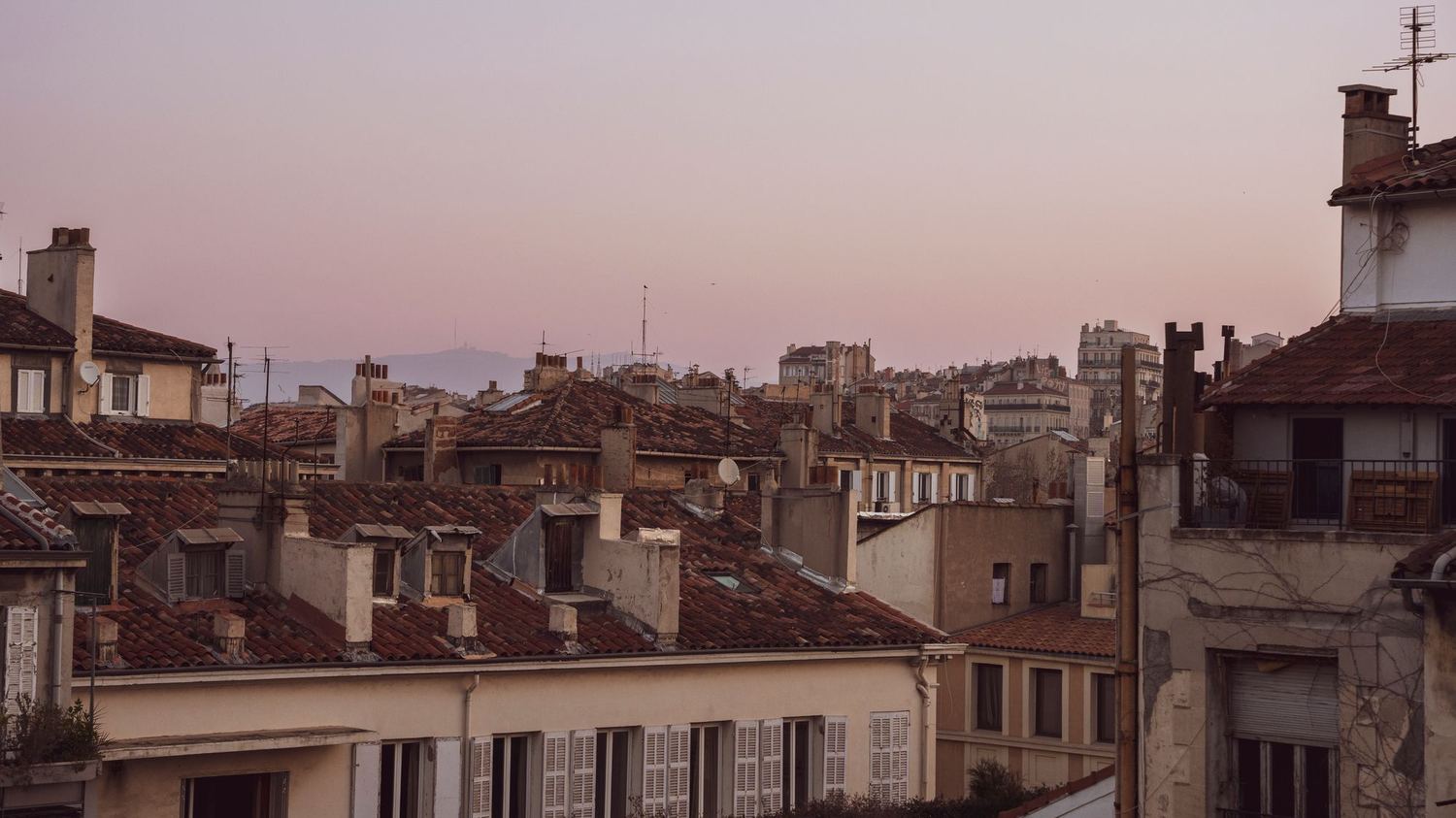 Toitures typiques des Bouches-du-Rhône, comme à Arles : Toits de Marseille au coucher du soleil, Bouches-du-Rhône
