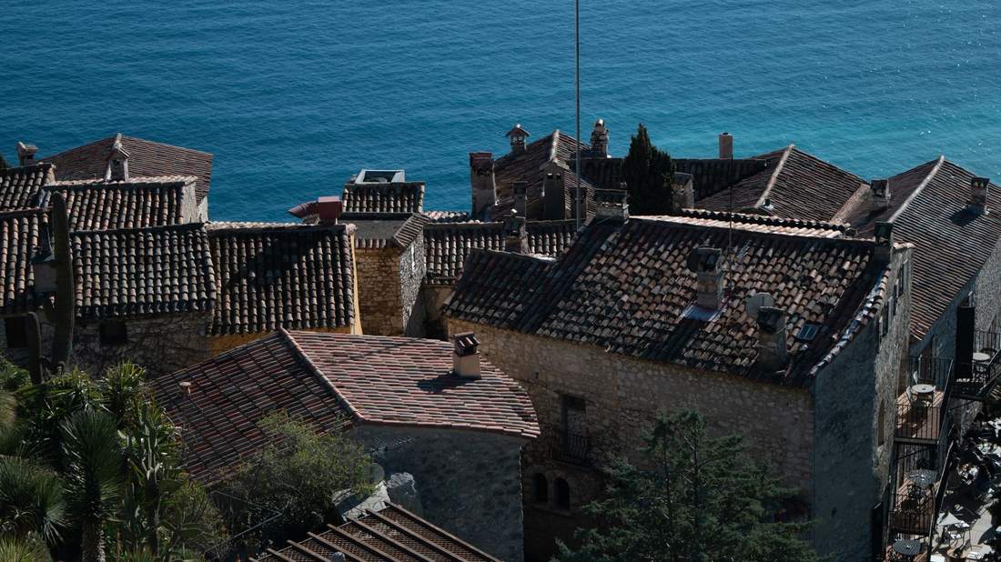 Toits de tuiles canal de Nice au bord de la Méditerranée, Provence-Alpes-Côte d'Azur